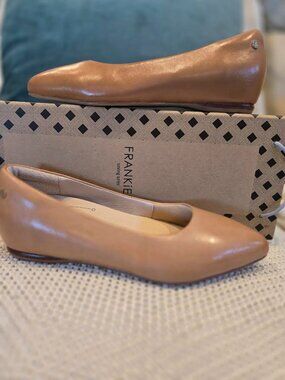 Frankie4 Poppy Tan Leather Pointy Toe Flat Size 6
